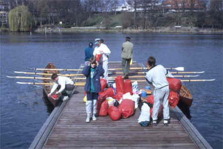 Gepck am Steg zum Beladen in die Ruderboote