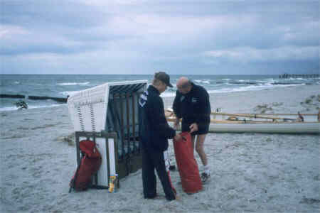 Ruderer beim trocken legen am Strand