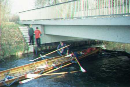 im Wasser unter der Brcke