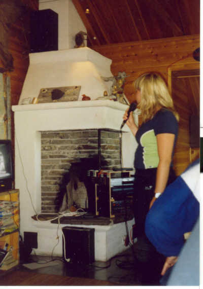 Laura beim Karaoke