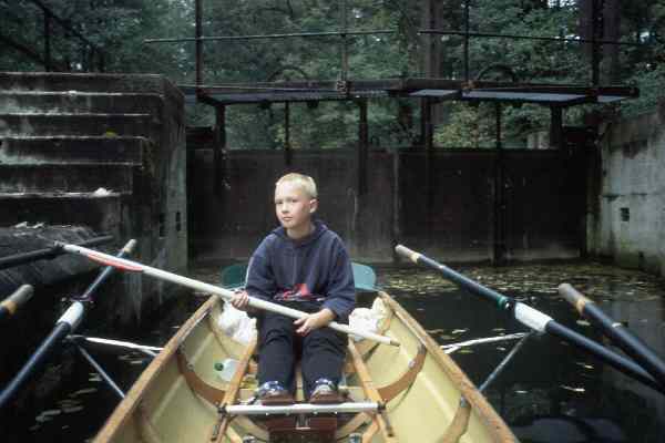 Kilian in einer Spreewaldschleuse Ruderboot