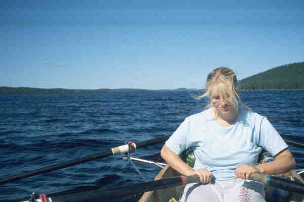 Martina rudert auf dem Inari