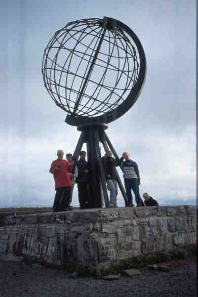 Weltkugel am Nordkap mit den Ruderern