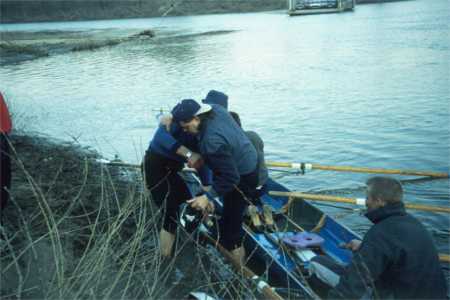 kalter schlamm am Ufer der Theiss Ruderboot