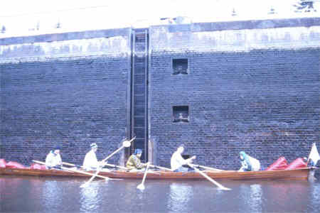 In der Schleuse Ruderboot