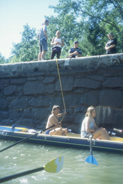 schleuse festhalten ruderboot mit Leinen