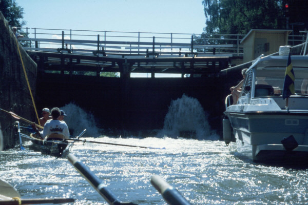 sprudelnde Schleuse Ruderer