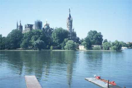 schweriner Schloss vom Ruderclub gesehen