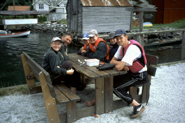 Ruderer am Fjord