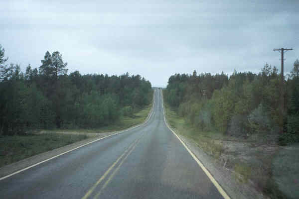 Endlose Strasse in Lapland