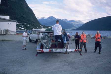Abladen der Ruderboote am Fjord