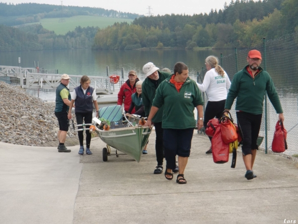 umtragen an der angeblich geoeffneten Schleuse Moldau 2016