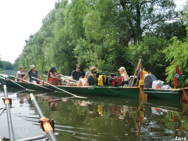 voll beladene Boote auf der Elde 2021