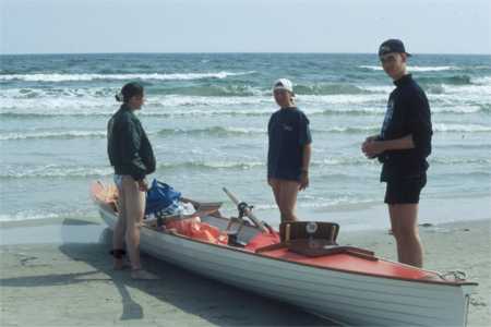 vor dem start ruderboot am strand inrigger ostsee