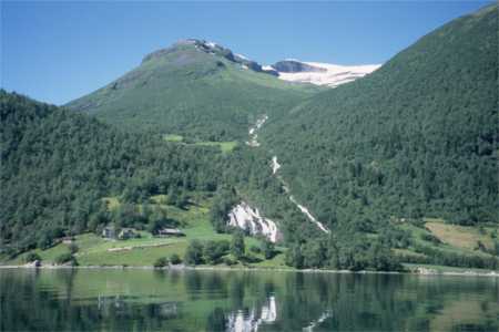 wasserfall am Fjord