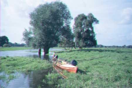 werben ruderboot am ufer