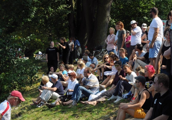 zuschauer beim Drachenboot rudercup 2014