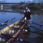 packer trägt franzi ins Ruderboot