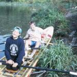 bobby kniet auf dem Rollsitz