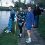 Mannschaft wartet auf ihr Ruderboot zum Wechseln