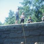 schleuse festhalten ruderboot mit Leinen