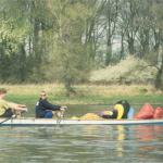 Ruderzweier mit schlafenden Steuermann