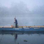 Einsamer Ruderer in der Barke