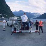 Abladen der Ruderboote am Fjord