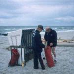 Ruderer beim trocken legen am Strand