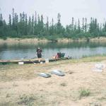 Am Ufer des Ivalojoki Ruderboote beladen