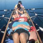 Mannschaft im Ruderboot gamelt