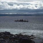 Ruder-Vierer beim Ablegen am Porsangenfjord