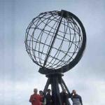 Weltkugel am Nordkap mit den Ruderern