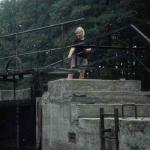 Martina bedient eine Spreewaldschleuse