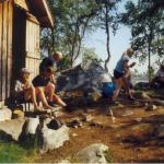 Ruderer vor der Hütte