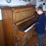 Levon spielt Klavier