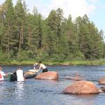 Ruderer im Wasser treideln