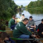 Drachenbootruderer am Steg 07