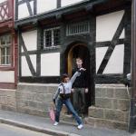 Nicole vor Fachwerkhaus WM07