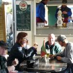 Schmoeckwitz vor dem Bierwagen S08