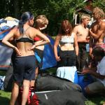 Ruderer zwischen den Zelten Sw08