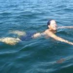 Sophie schwimmt im Vaettern SW08