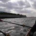 Frachter auf dem Rhein mit Ruderboot SMR08