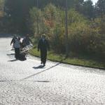 Boote umtragen an der Staumauer von Orlik Moldau 2010