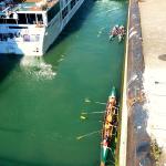 Ruderboote in der Rheinschleuse 2011