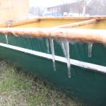 Eiszapfen am Ruderboot Weser2011
