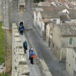 Ruderer auf der Stadtmauer Aigues Mortes 2012