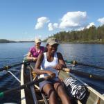 Nicole und Nirina rudern auf dem Inari Finnland 2012