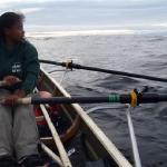 Ruderboot in langen Wellen der Barentssee 2012