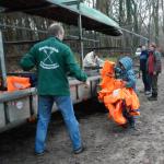 Jonathan laedt material ein Kroatien 2013